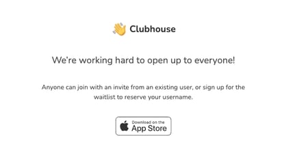 Página inicial site do Clubhouse com um emoji amarelo de mão acenando e o botão de download da App Store.