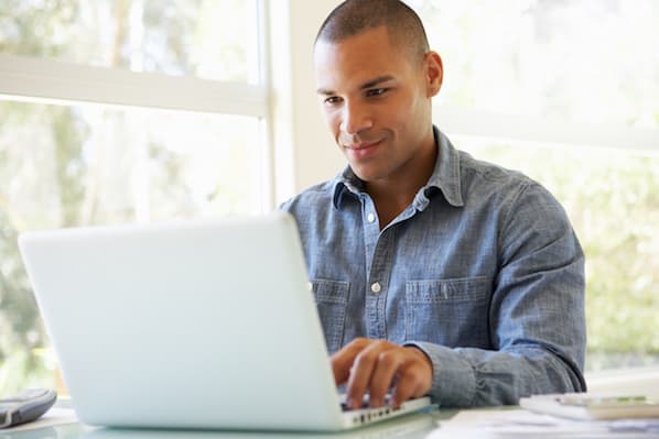 homem sentado a frente do computador edita seu perfil no LinkedIn